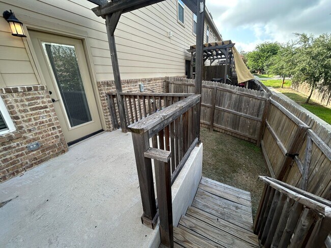 Building Photo - 1 MONTH FREE RENT / Close to HWY for Commu...