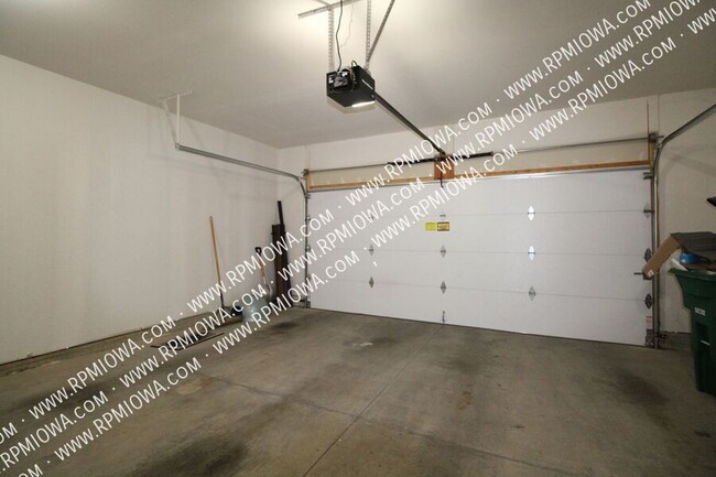 Building Photo - 633 Newport Pl