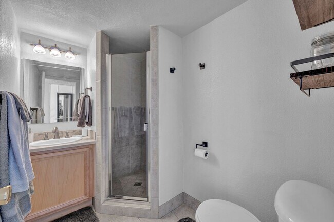 Building Photo - Fully Furnished Downtown Condo