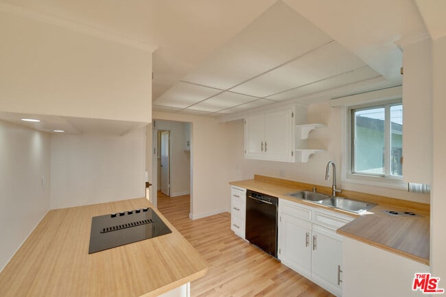 Building Photo - 431 W Acacia Ave