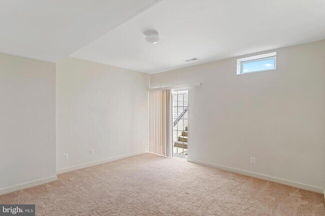 Building Photo - 37 Naomi St