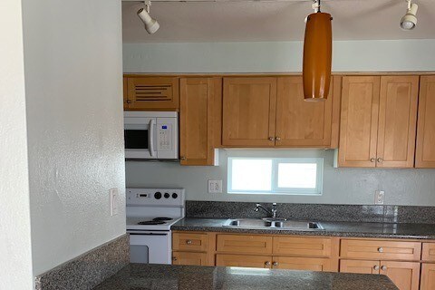 microwave, granite counter top - 841 N Orange St