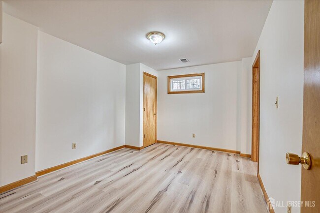 Building Photo - 23 Cardownie St