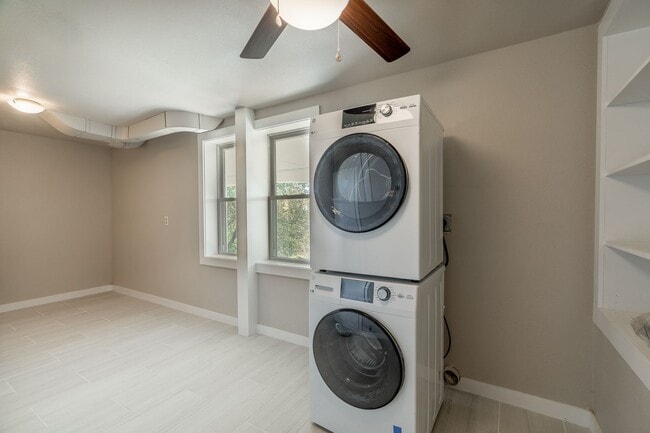 Building Photo - WHAT A VIEW!!! FULLY FURNISHED 5 BEDROOM & 4 BATH ON TOP OF MOUNT SEQUOYAH!!!