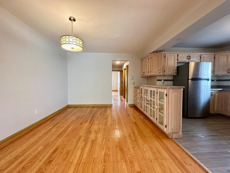 Building Photo - 6940 Jamieson Ave