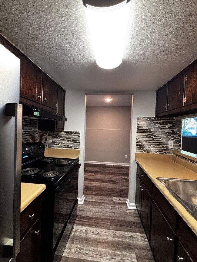 Building Photo - Updated 1 bed Apartment in Quiet Kettering Neighborhood - Schedule a tour now!