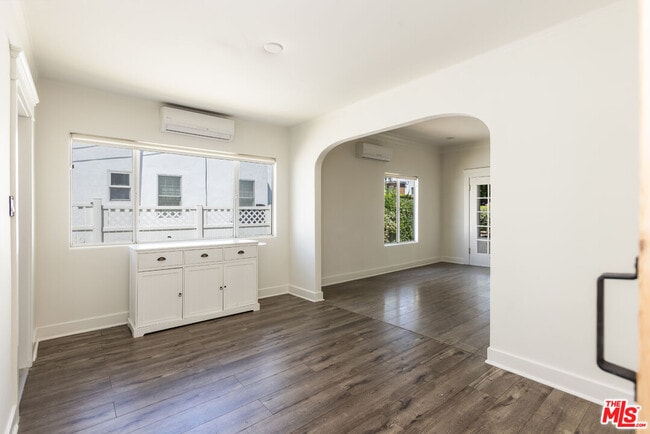 Building Photo - 1553 N Stanley Ave