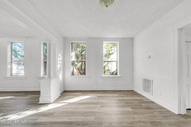 Building Photo - 522 W 21st St