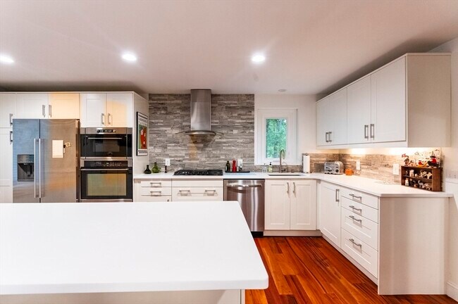 Building Photo - 15 Pilgrim Dr