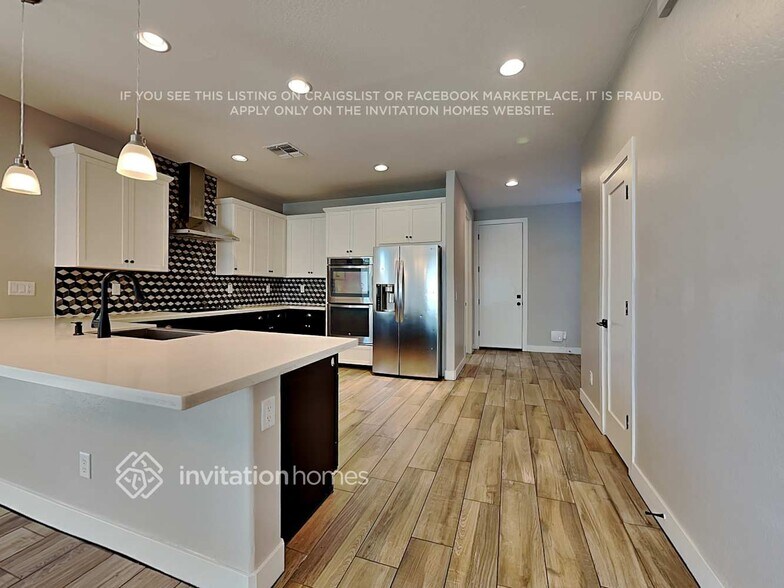 Building Photo - 16428 S 10th St