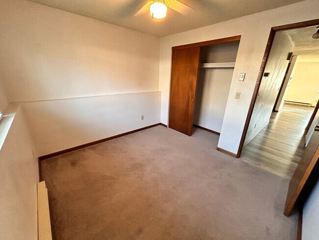 Building Photo - Spacious 2 Bed, 1 Bath on South Hill!