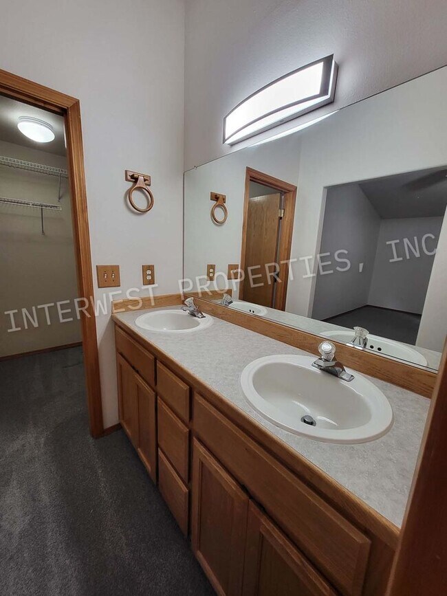 Building Photo - Spacious 3Bd Ba Ranch Style Home With A/C,...