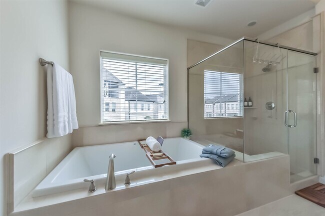 Building Photo - 9450 London Bridge Station