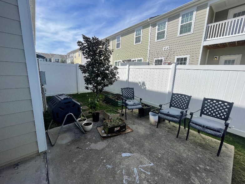 Building Photo - 421 Birr Dr