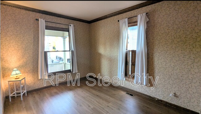 Building Photo - 512-512 1/2 W 10th St