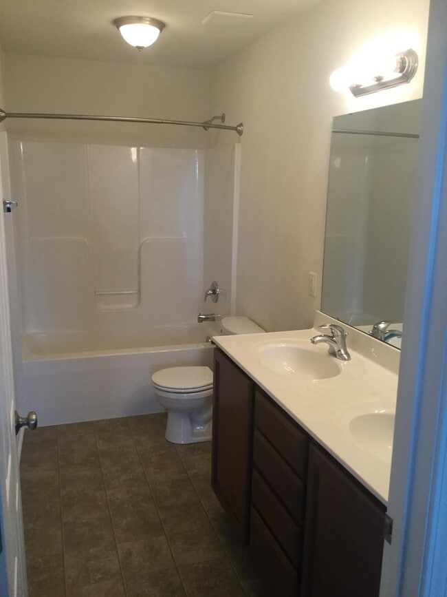 Building Photo - 450 Chelsea Loop