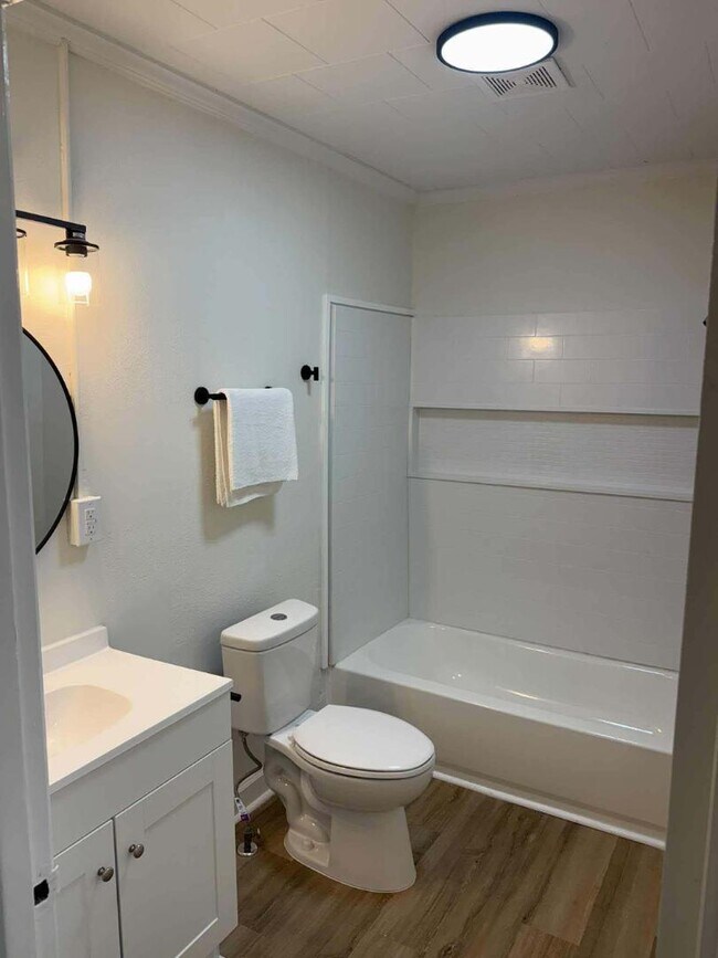 Building Photo - 102 S Redd Street - Unit 102