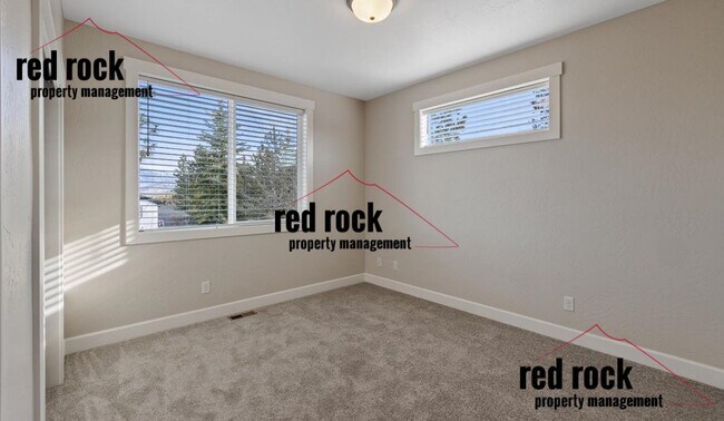 Building Photo - 5022 S Hillcrest Ln