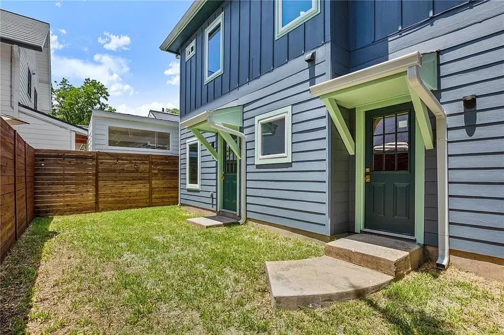 L door: to main house. R door: to laundry room. - 5402 Duval St