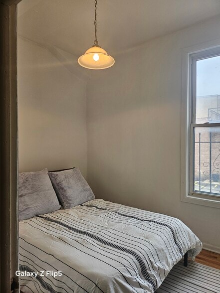 Middle Bedroom - 2417 W Warren Blvd