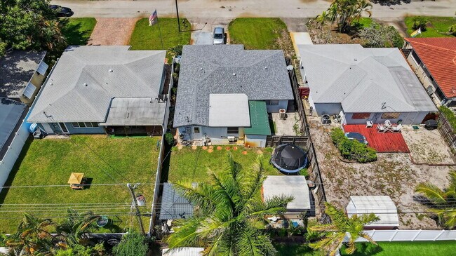 Building Photo - 554 NW 46th St