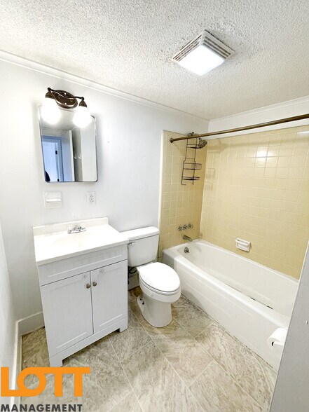 Building Photo - 120 Pueblo St #D