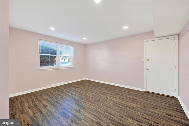 Building Photo - 4411 Falls Bridge Dr