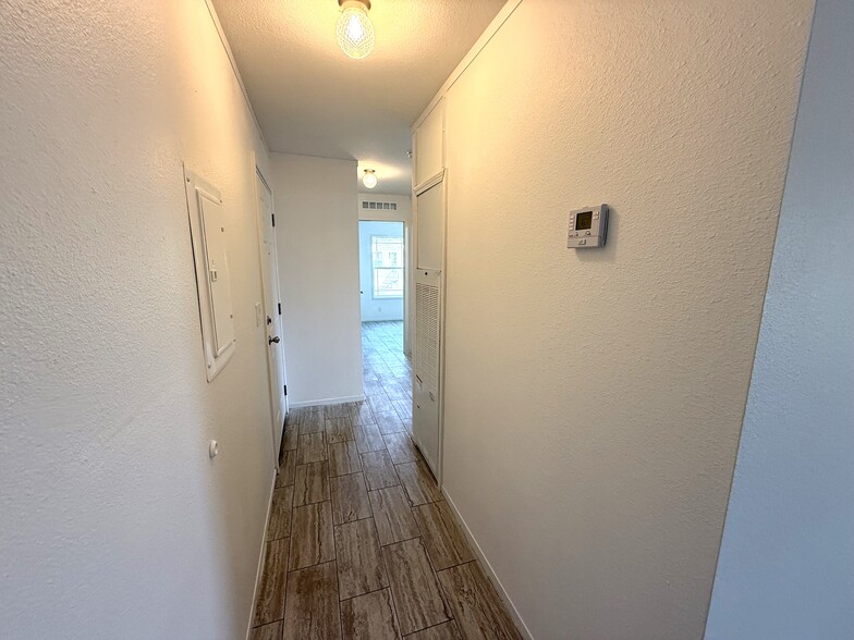 Building Photo - 4 Northglen Dr