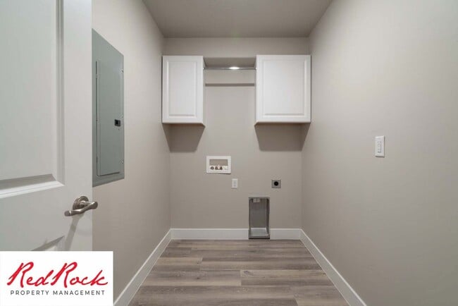 Building Photo - Modern 4-Bed Townhome in Hurricane Heights