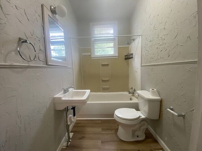 Building Photo - For Rent - Renovated One Bedroom Unit in G...