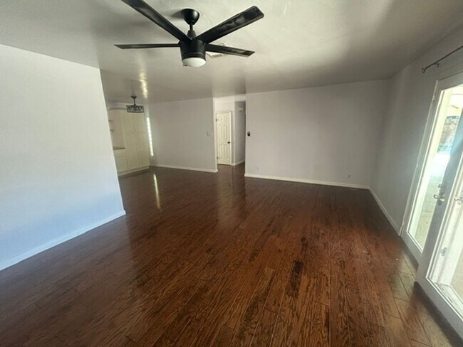 Building Photo - 3 Bedroom 2 Bathroom Centrally Located Near Shopping and Restaurants!
