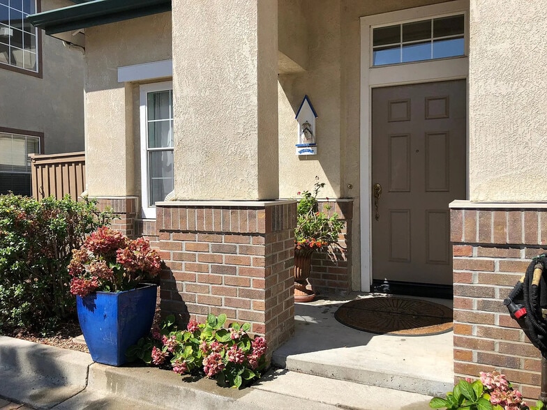 Front Entrance - 5 Pioneer Ct