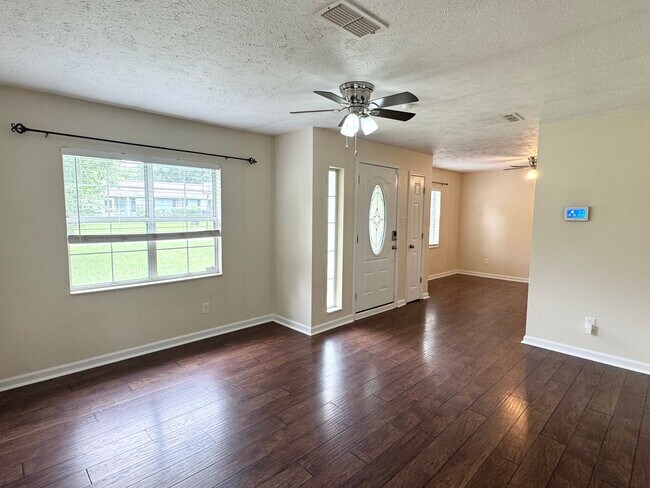 Building Photo - Beautiful Home