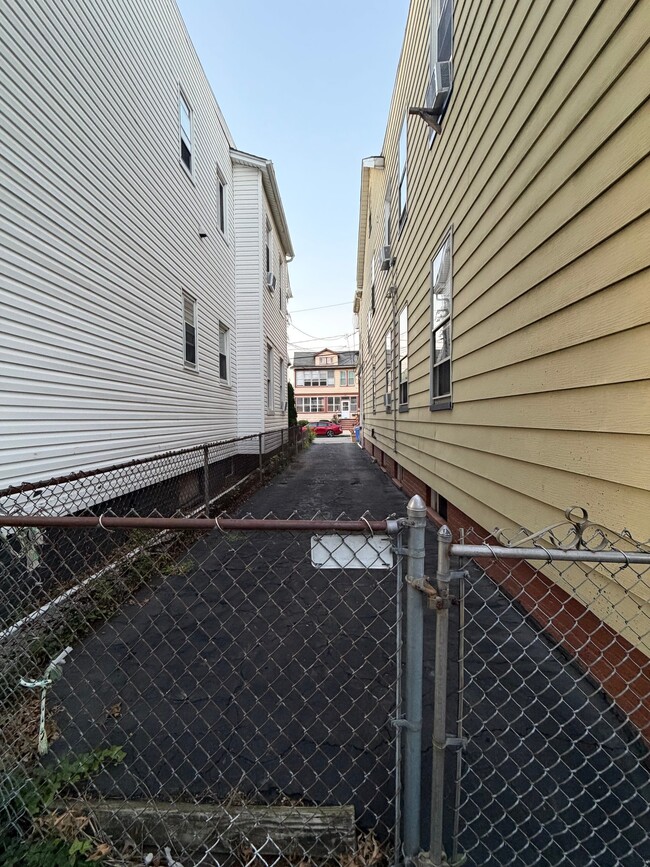 Building Photo - 16 Hazel Pl