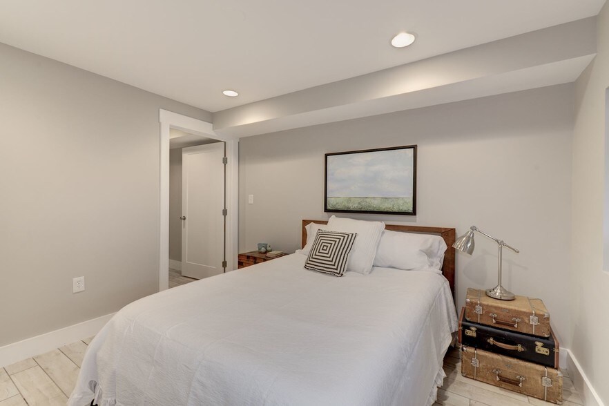 Bedroom fits a queen bed - 812 Kentucky Ave SE