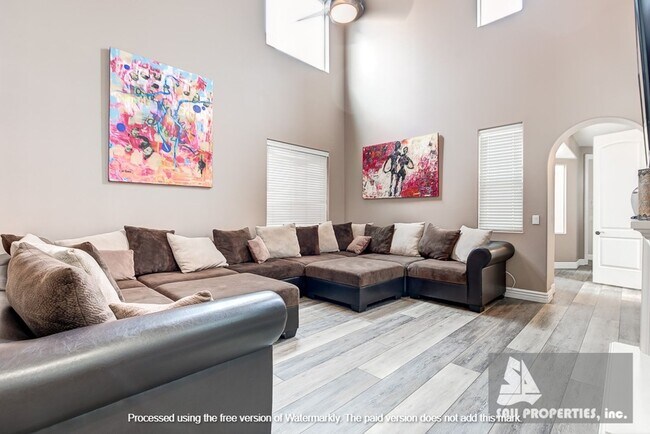 Building Photo - Gorgeous, Large downtown Huntington Beach Vacation Rental