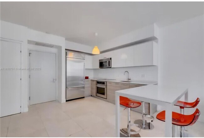 Building Photo - 1300 Brickell Bay Dr