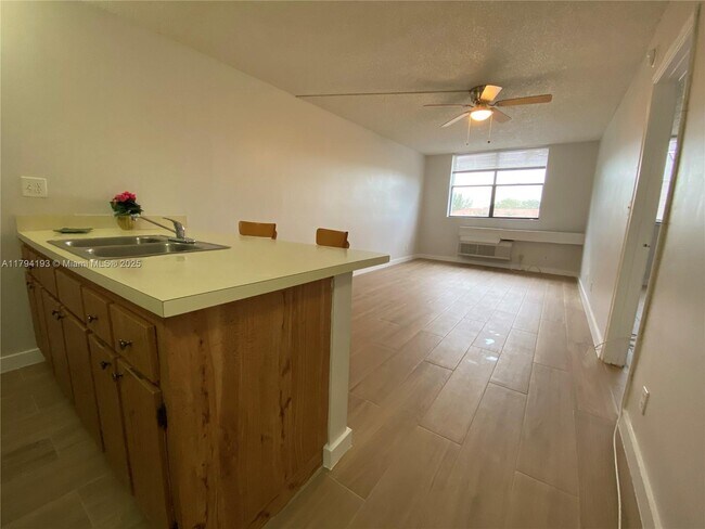 Building Photo - 2501 Riverside Dr