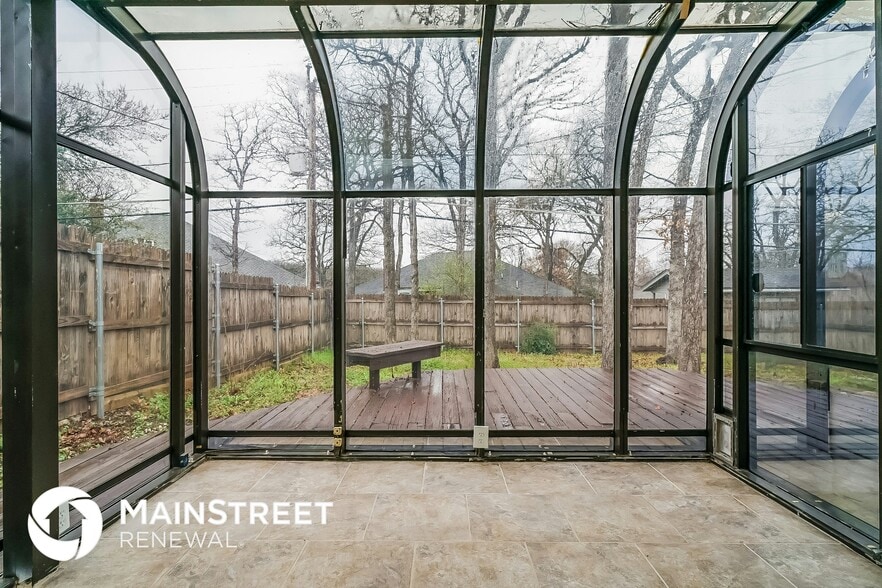 Building Photo - 4820 Crest Dr
