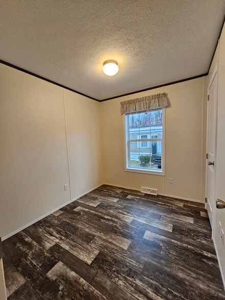 Building Photo - 708 Maple Dr