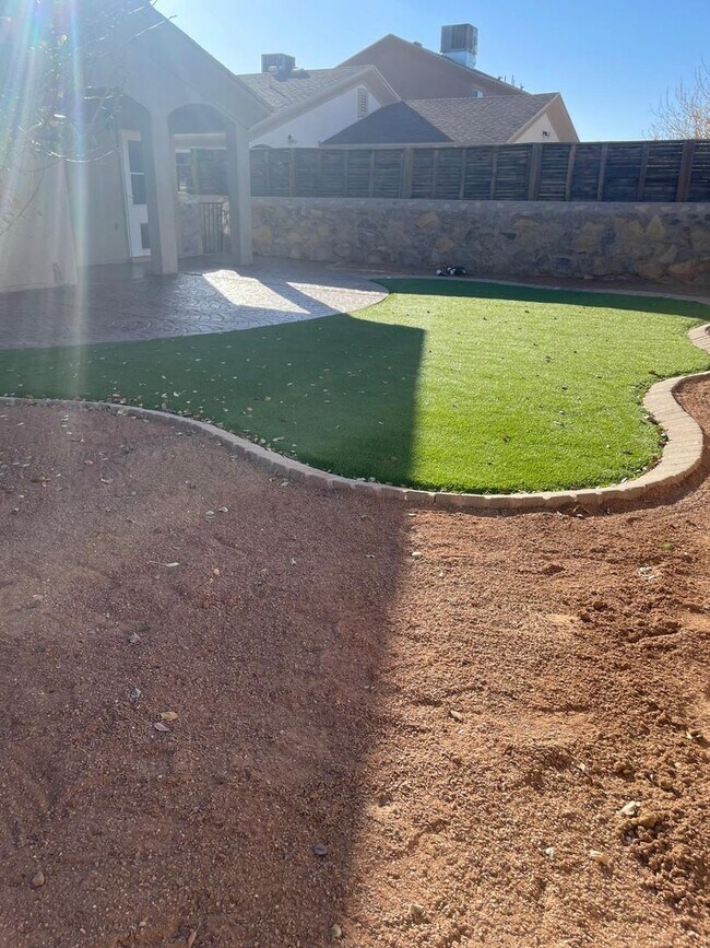 Building Photo - Amazing 3 bedroom 2 bath home in East El Paso!