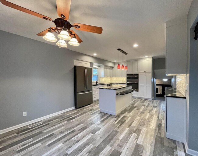 Building Photo - Spacious Tri-Level Home With Modern Upgrad...