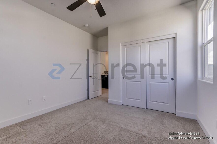 Building Photo - Unit