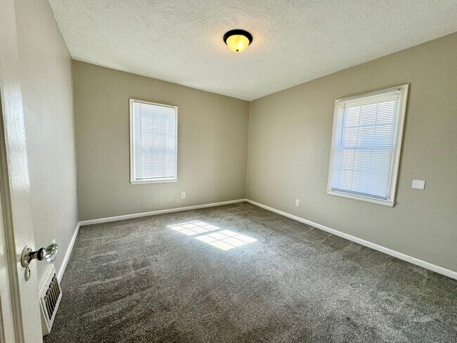 Building Photo - Charming  2-bedroom, 1-bathroom Storybook Cottage Awaits!