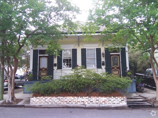Building Photo - 447 Elmira Ave