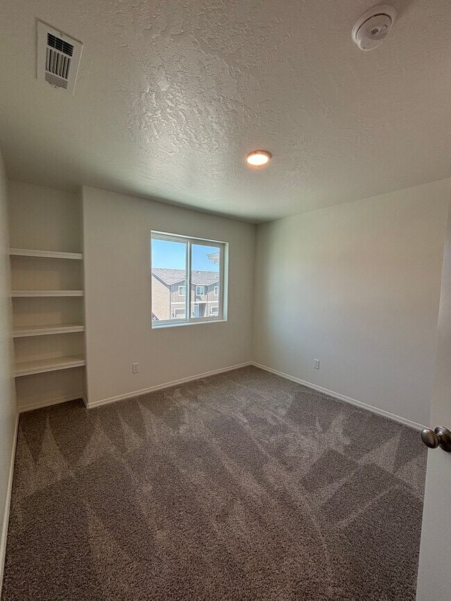 Building Photo - Newly Built Townhome!