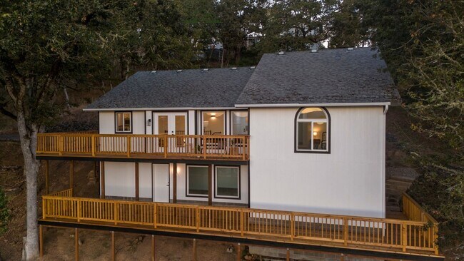 Building Photo - 4 bedroom 2.5 bathroom home with Panoramic views!