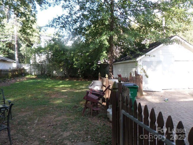 Building Photo - 1614 Dilworth Rd E