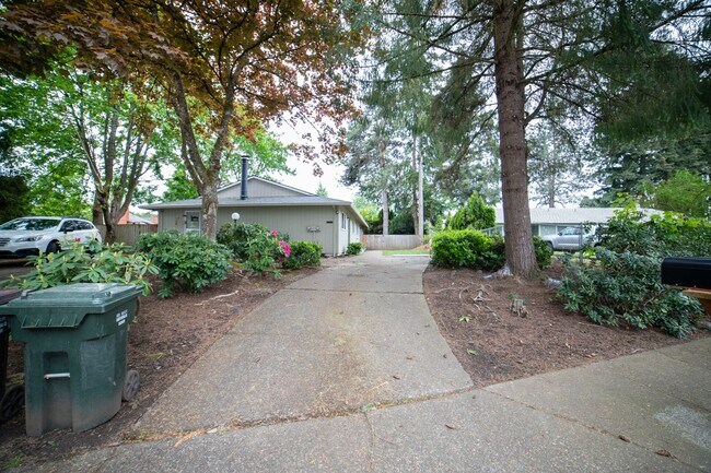 Building Photo - IKEMB02