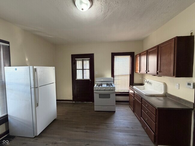 Building Photo - 321 W 32nd St